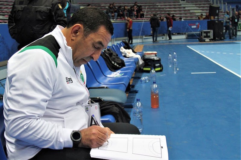 مدرب “أسُود كرة اليد” يفسر التواضع بكأس العالم