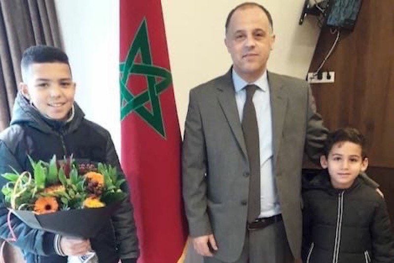 مرض نادر يصيب إلياس “عمدة الأطفال” بهولندا