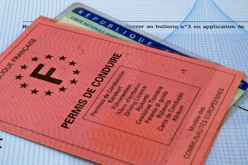 مغاربة يشكون عدم تبديل رخص السياقة في فرنسا