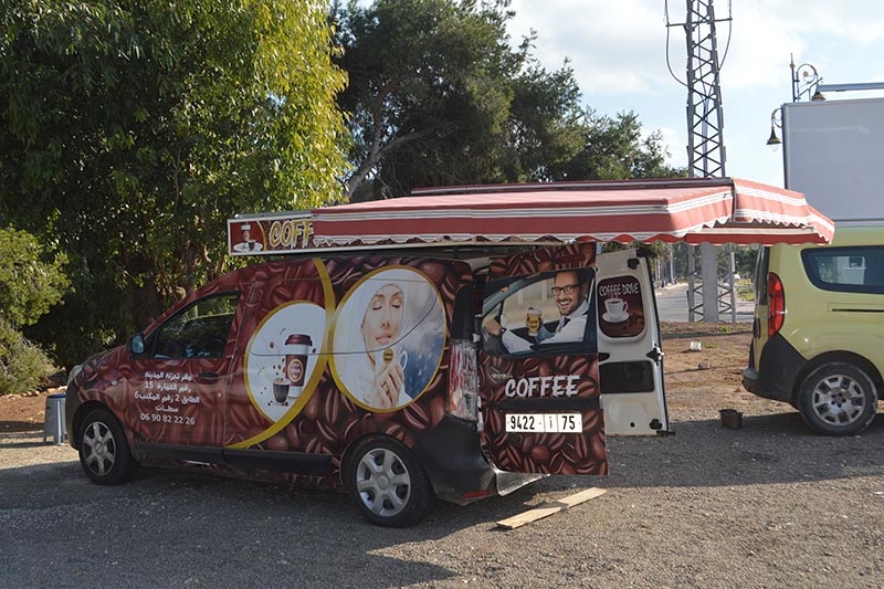 مقاه متنقلة تؤثث جنبات طرق عاصمة الشاوية