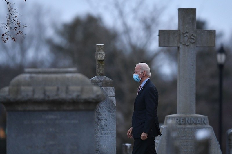 هل تنفع “القناعات الدينية الكاثوليكية” بايدن في توحيد أمريكا المنقمسة؟