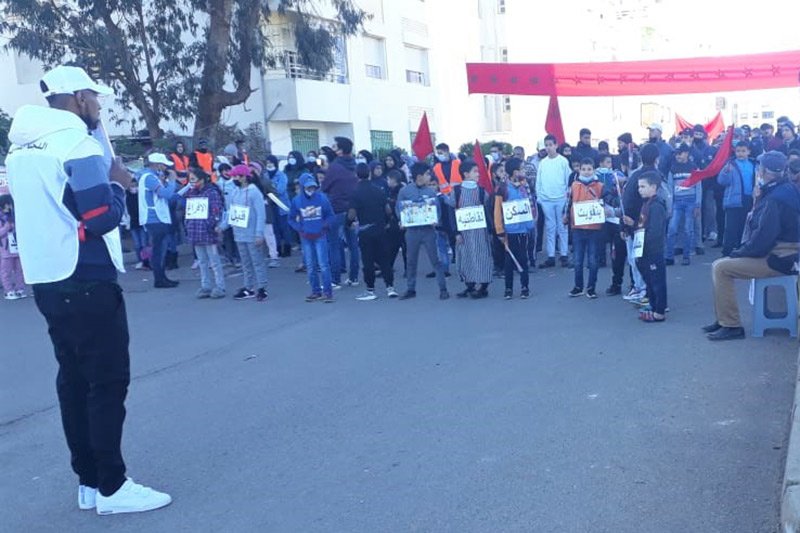 وقفة تطالب بتفويت سكنيات الحي العسكري بخريبكة