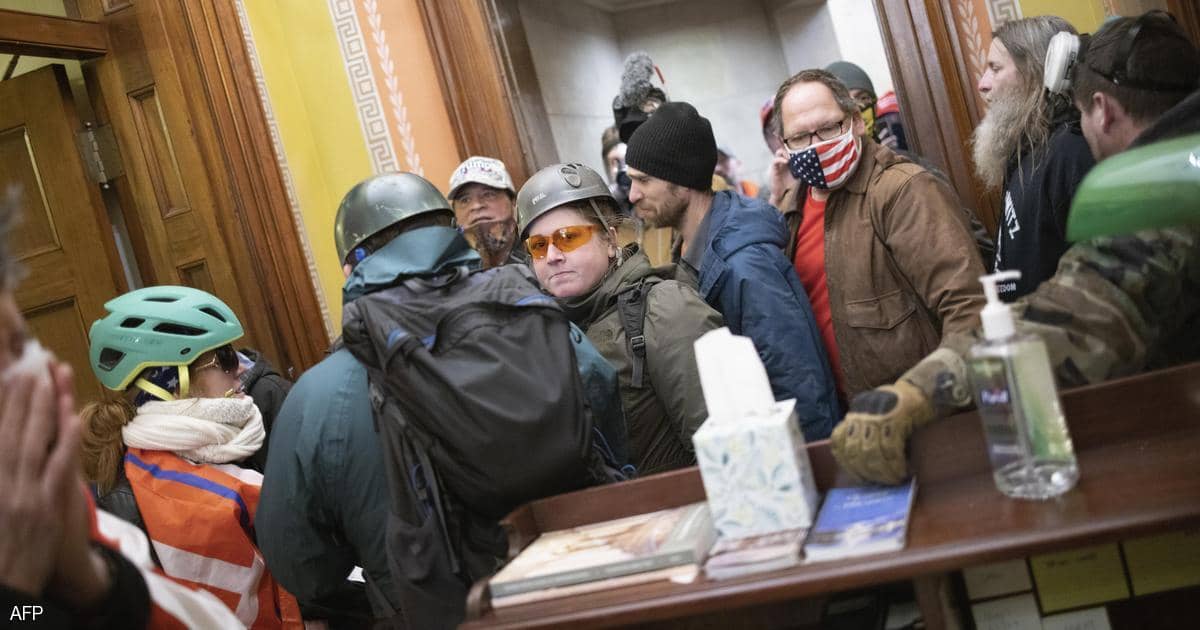 “FBI” يحقق في نية امرأة بيع كمبيوتر بيلوسي لروسيا