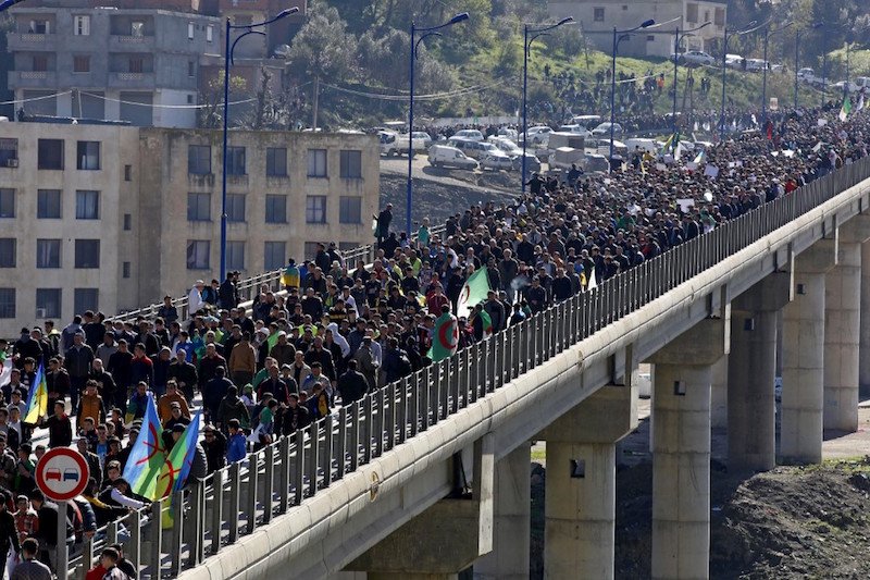 آلاف المتظاهرين ينادون بـ”جزائر جديدة” في الذكرى الثانية للحراك الشعبي