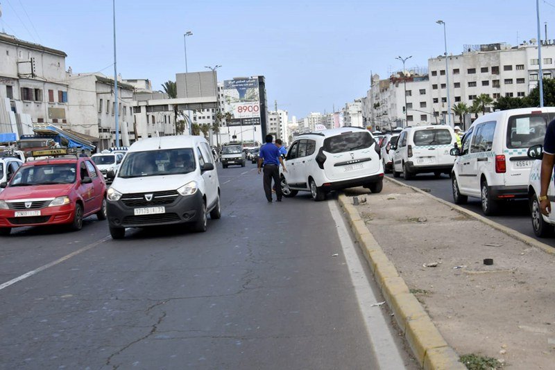 اتهامات تلاحق “الطاكسيات” بعرقلة الحافلات .. والسائقون يرفضون “التمييز”