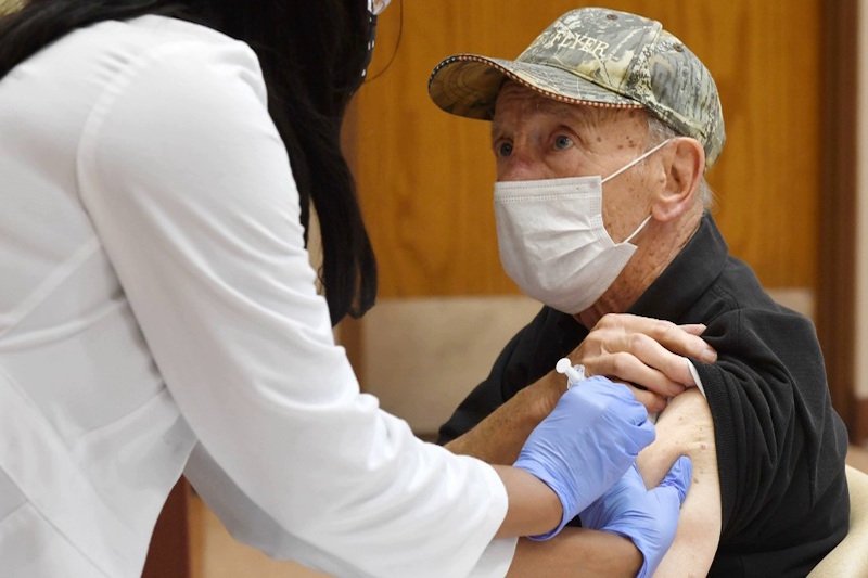 الدنمارك والنرويج تبعدان المسنين عن “أسترازينيكا”