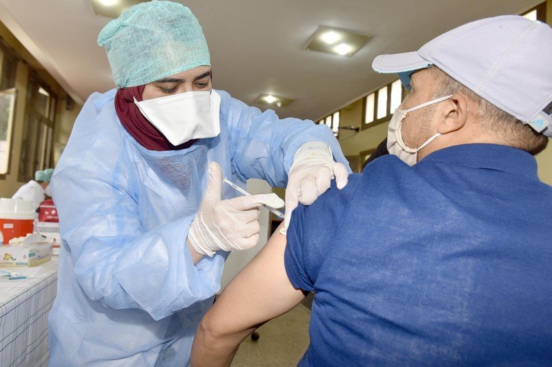 “الصحة” تلقح المتجاوزين 60 سنة بـ”سينوفارم”