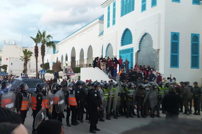 الفنيدق تحتج ضد الأزمة