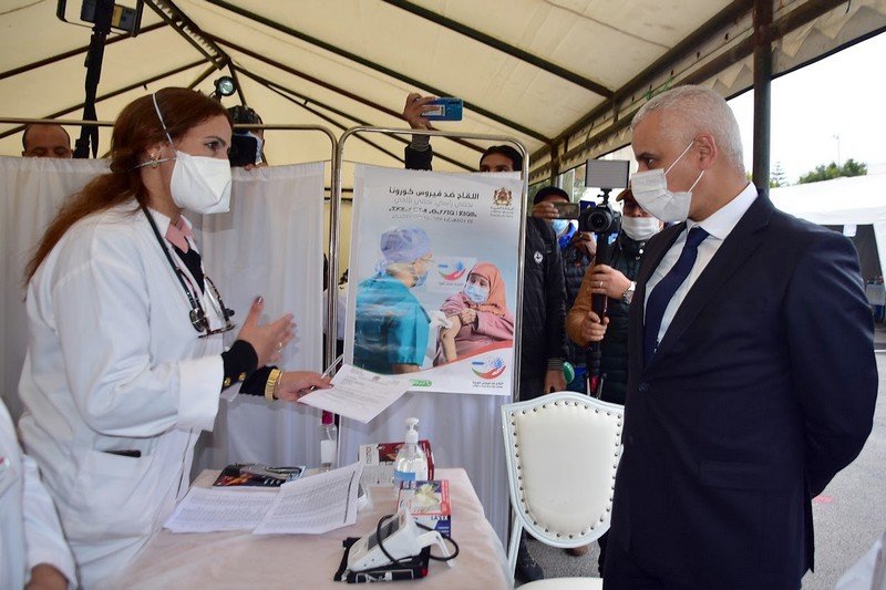 المغرب يعمم تلقيح مهنيي الصحة .. وآيت الطالب يتلقى الجرعة الأولى