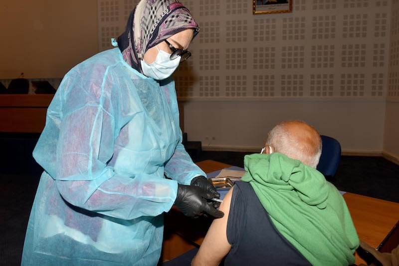 المغرب يُلقح أزيد من 200 ألف شخص باللقاح المضاد لفيروس كورونا