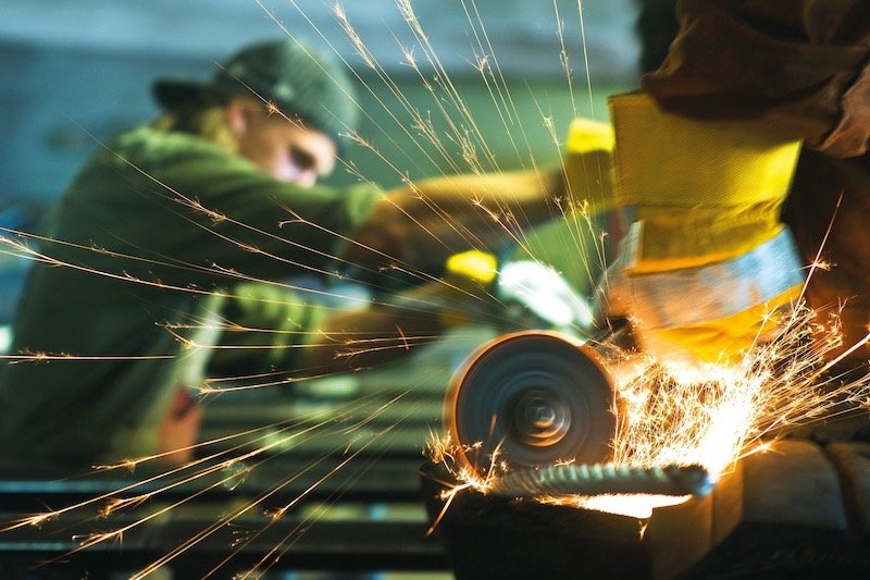 “النقد العربي” يفحص تأثر الاقتصاد بأداء الصناعة