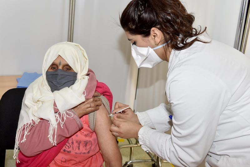 انخفاض المؤشرات الوبائية يسرّع عملية التلقيح ضد “كورونا” في المغرب