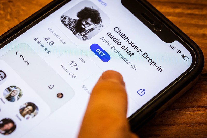 تطبيق “كلوب هاوس” يزحف لإسقاط “تويتر” باستقطاب “النخبة الرقمية”