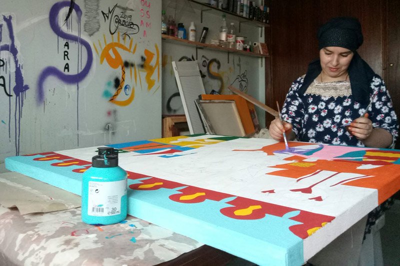 حفيظة زيزي .. تشكيلية عصامية تتحدى إكراهات الحياة بالريشة والألوان