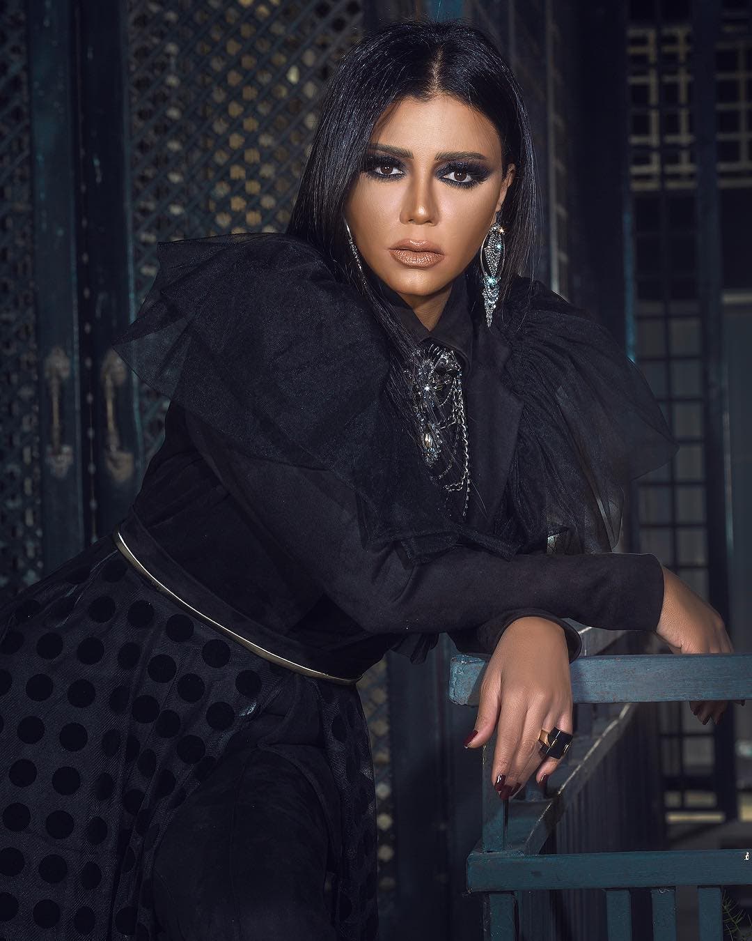 حوار محرج.. رانيا يوسف تلجأ للسفارة والمذيع: لست مراهقة!