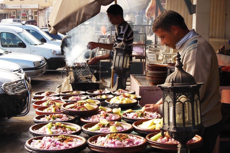 رئيس الحكومة يدافع عن الطاجين المغربي ويرفض سرقة المنتجات الوطنية