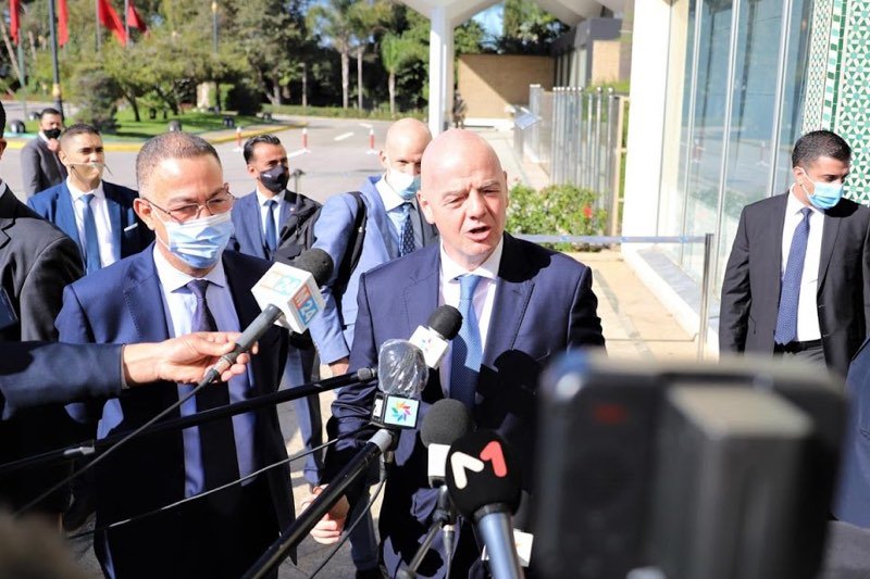 رئيس “الفيفا” ينوه بجهود الملك محمد السادس