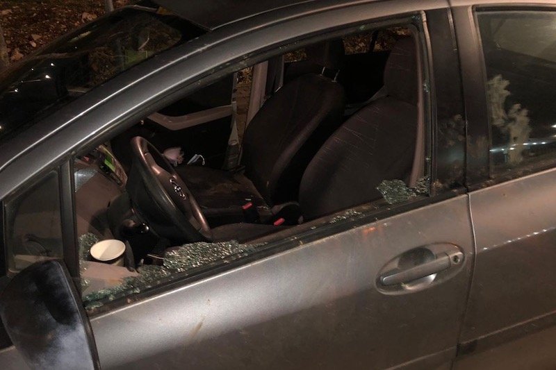 رشق مركبات بالحجارة يسائل أمان الطرق السيارة