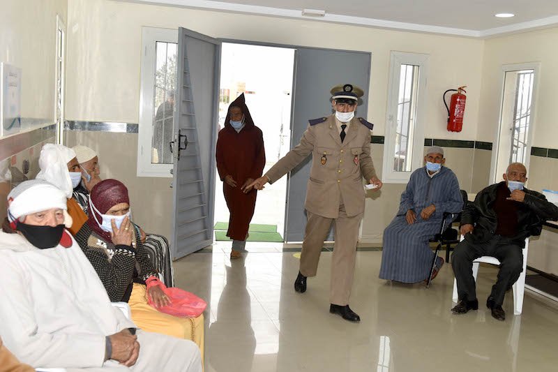 سيدة تتلقى جرعتين من اللقاح في نفس الوقت