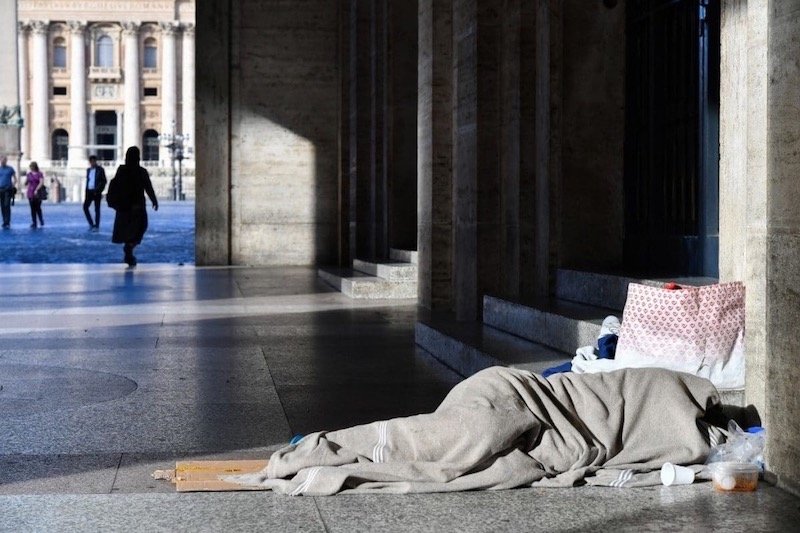 صعوبة نيل الوثائق الثبوتية تُعَرض مغاربة إلى خطر التشرد في إيطاليا