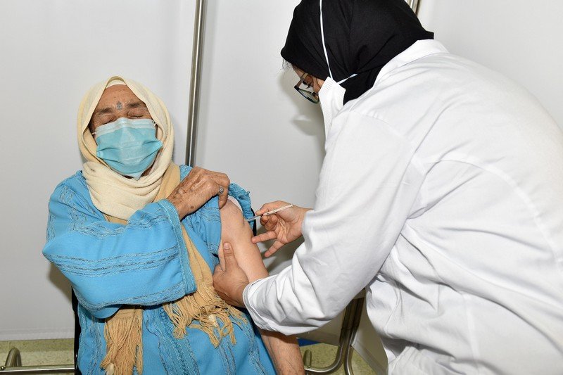 عدد “ملقحي كورونا” يتعدى 615 ألفا ومعدل ملء أسرة الإنعاش ينخفض