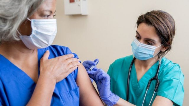 لقاح فيروس كورونا: بريطانيا تدرس إمكانية المزج بين اللقاحات ومدى فعاليتها