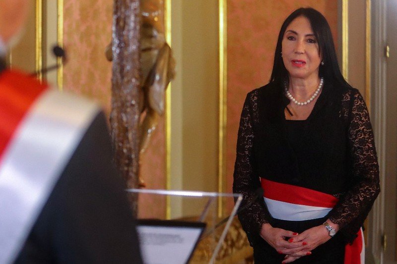 “لقاح كوفيد-19” ينهي مهام وزيرة الخارجية في بيرو