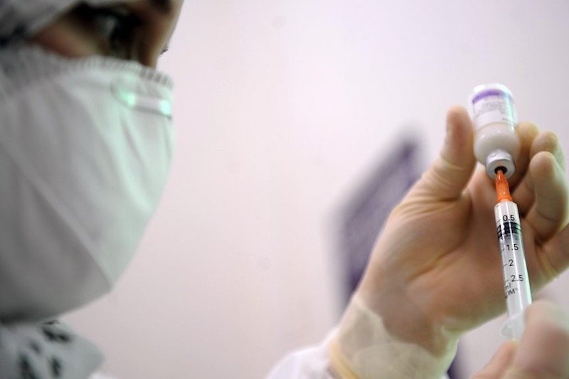 موظفان يلقّحان ضد “كوفيد-19” خارج الضوابط