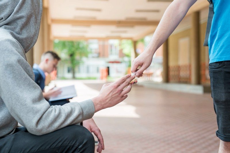 نشطاء يحاصرون “السليسيون” في محيط المدارس