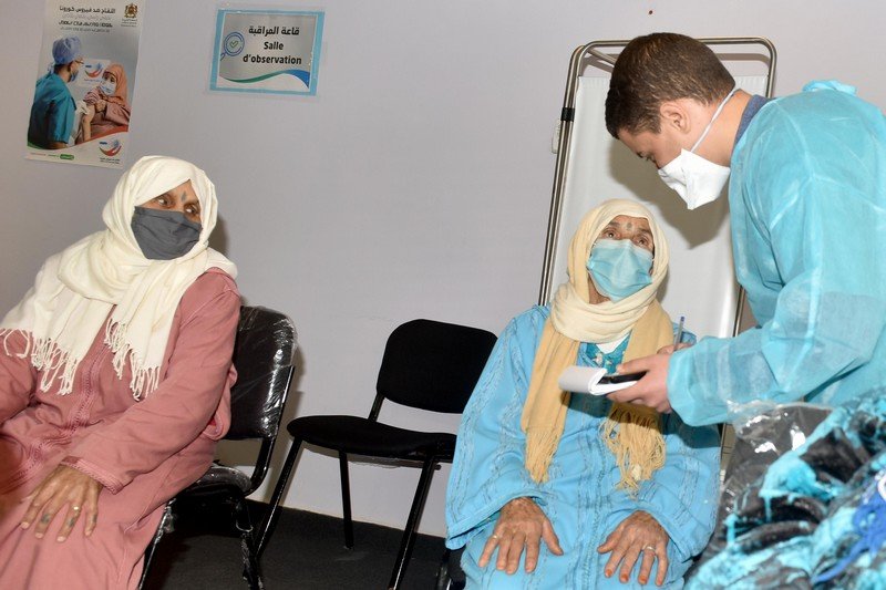 هذه تفاصيل الملقحين والمصابين بفيروس “كورونا” خلال يوم واحد‬ بالمغرب