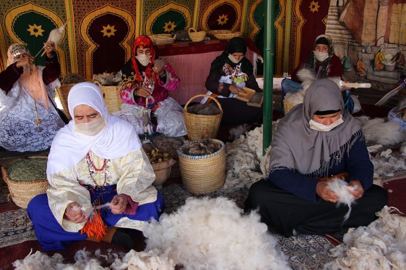 أنامل نساء “تازناخت الكبرى” تبدع في نسج الزربية المغربية التقليدية