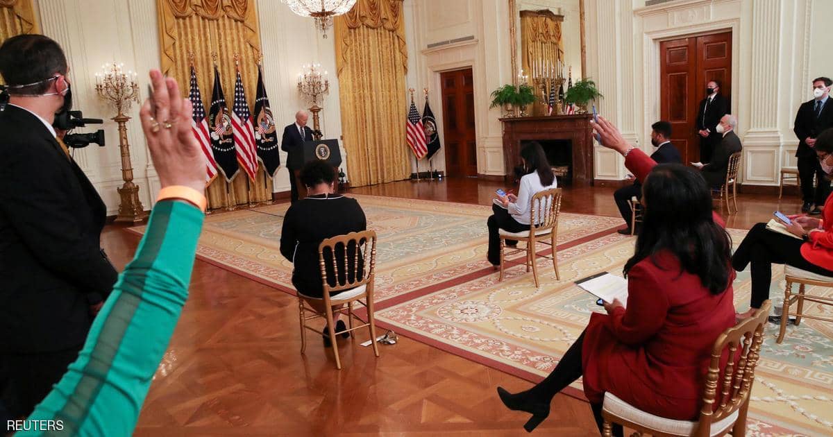 “أوراق الغش”.. صور ترصد ما أخفاه بايدن خلال مؤتمره الأول