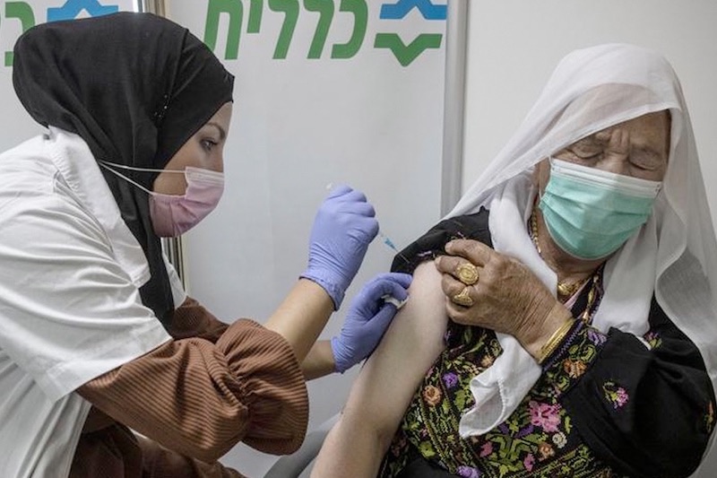 إسرائيل تبدأ عملية تلقيح فلسطينيين ضد “كورونا”