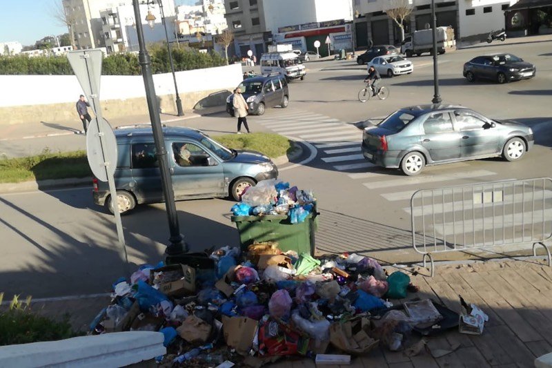إضراب عمال النظافة يغرق تطوان في الأزبال‎
