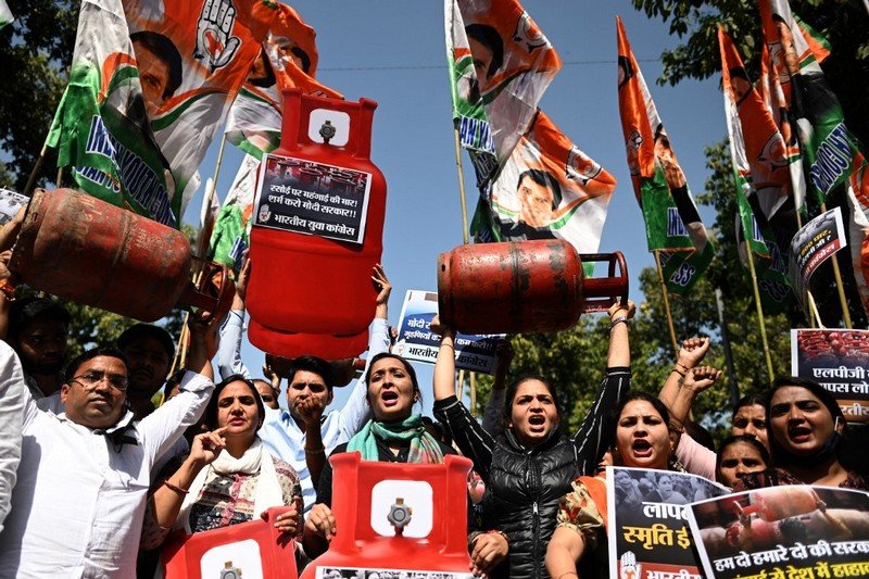 ارتفاع أسعار النفط والمواد الخام في العالم .. هؤلاء الرابحون والخاسرون