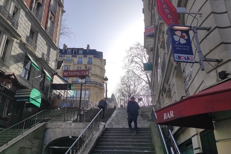 الحكومة الفرنسية تفرض إغلاقا كاملا في باريس