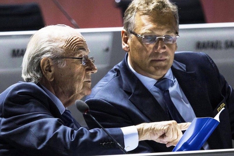 “الفيفا” يجدد إيقاف الرئيس السابق بلاتر 6 سنوات