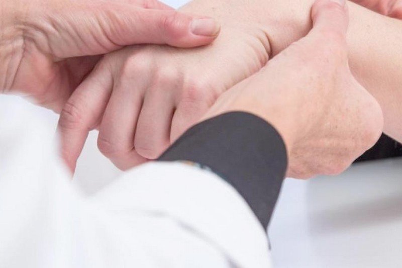 الوخز في أطراف الأصابع ليلا .. علام يدل؟