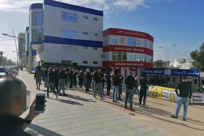 جماهير الحسنية تحتج وتطالب برحيل سيدينو