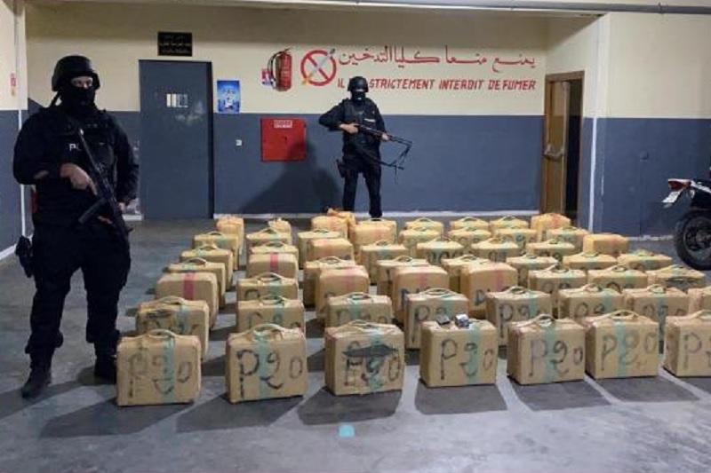 حجز طنّين من مخدر “الشيرا” في مدينة العيون