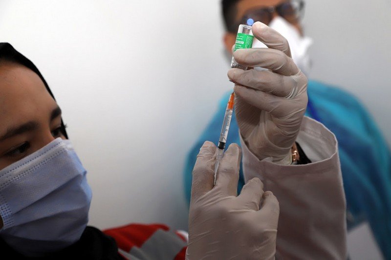 رصيف الصحافة: اختفاء حقنة من لقاح “كورونا” يستنفر السلطات