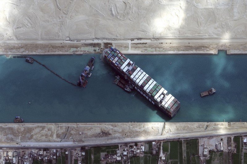 سفينة قناة السويس العالقة