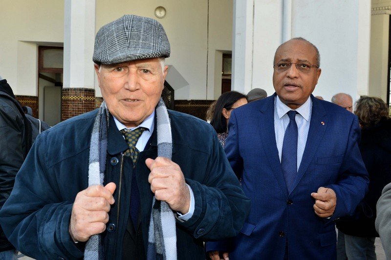 شائعة الموت تخرج العروي من “العزلة الاختيارية” وتسائل “الأخلاقيات الرقمية”