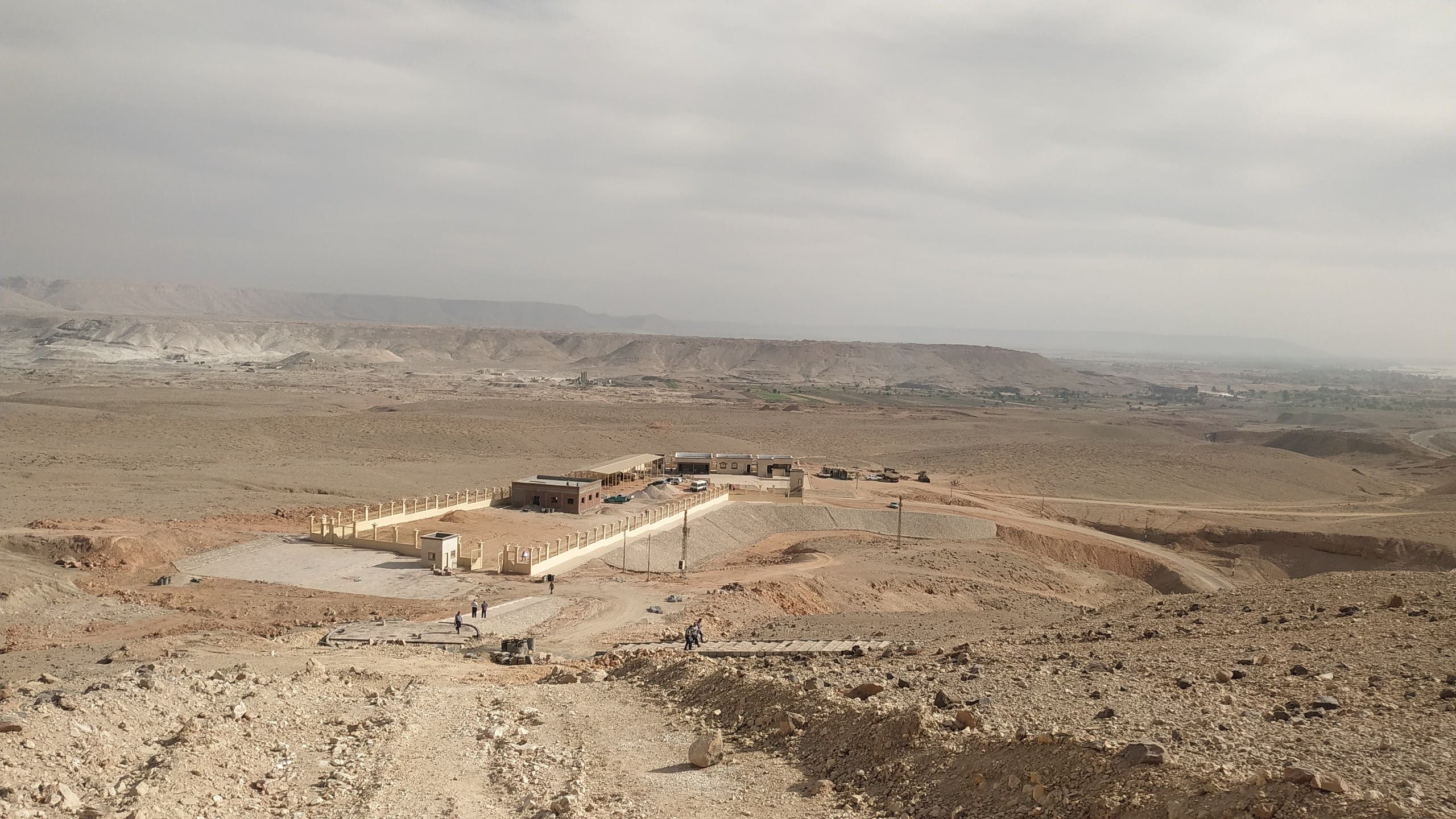 شاهد إبداع الفراعنة في نحت 900 مقبرة بصخور الجبل