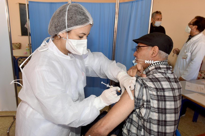 عدد الملقحين والمصابين بـ”كوفيد-19″ بالمغرب‬