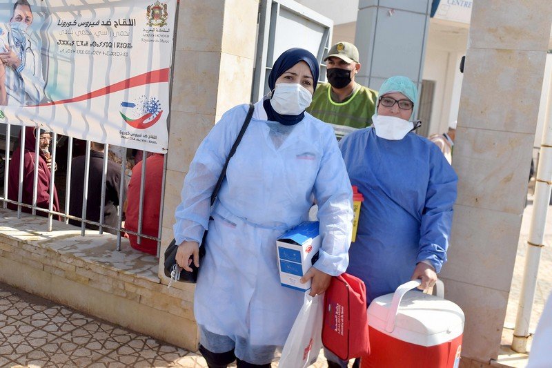 عدد الملقحين والمصابين بفيروس كورونا بالمغرب