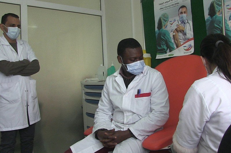 عشرات الأطباء الأجانب يستفيدون من التلقيح ضد “كورونا” بفاس