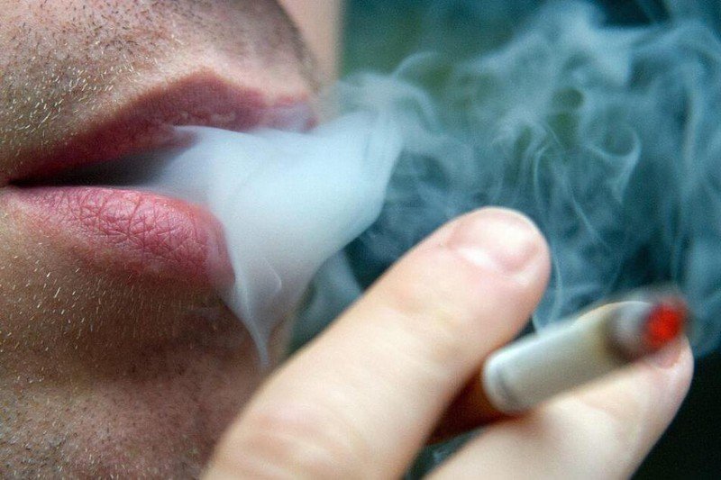 “كورونا” يتخذ مسارا شديدا لدى المدخنين