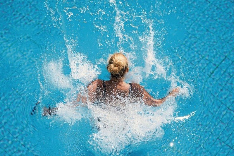 لهذا السبب لا يجوز ارتداء العدسات اللاصقة أثناء السباحة