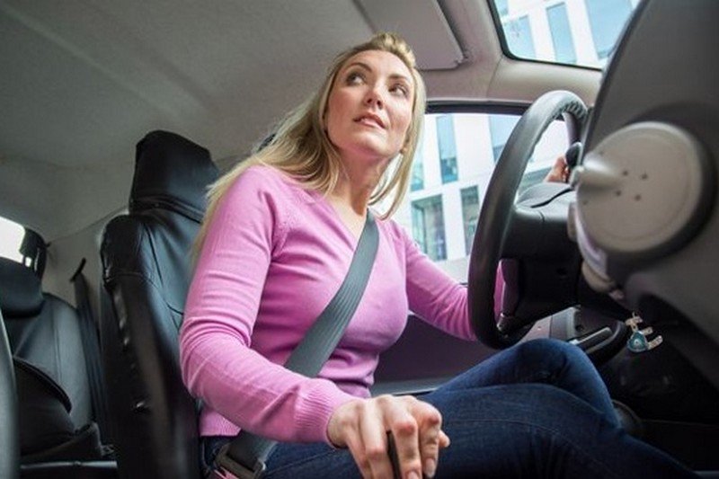 ما أهمية وضع الجلوس الصحيح في السيارة؟